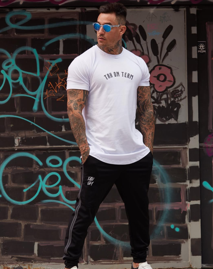 Conjunto TAH ON — camiseta branca TAH ON TEAM com calça jogger preta