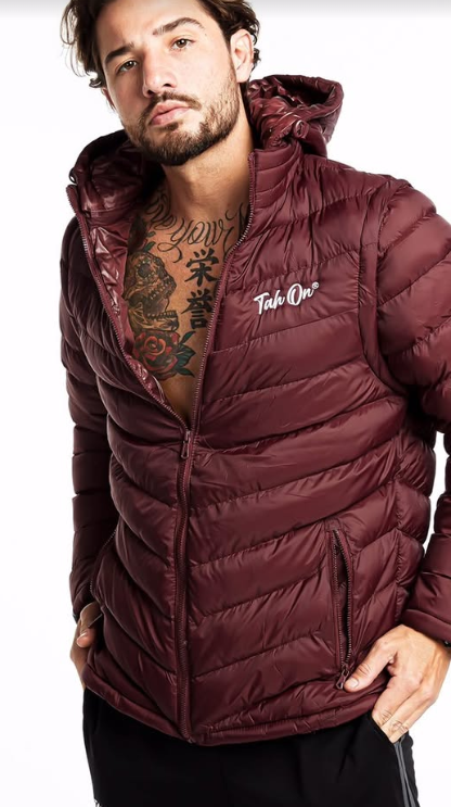 Jaqueta puffer vinho TAH ON com capuz e logo bordado no peito
