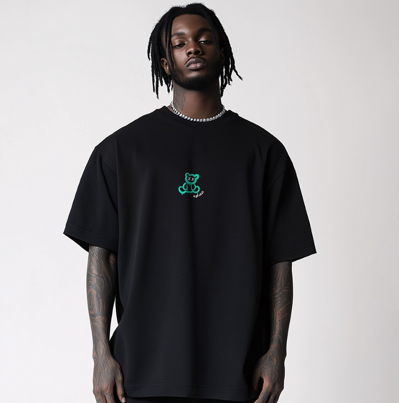 Camiseta oversized preta TAH ON Dreams — frente com urso bordado