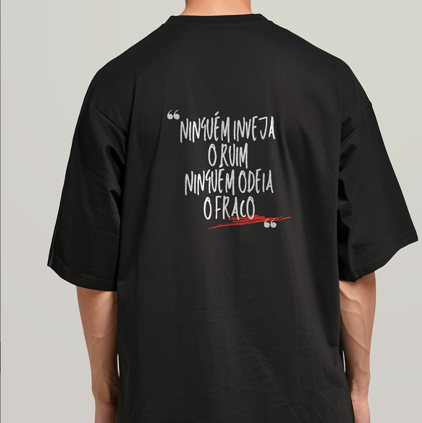 Camiseta oversized preta TAH ON — costas com estampa 'Ninguém inveja o ruim'