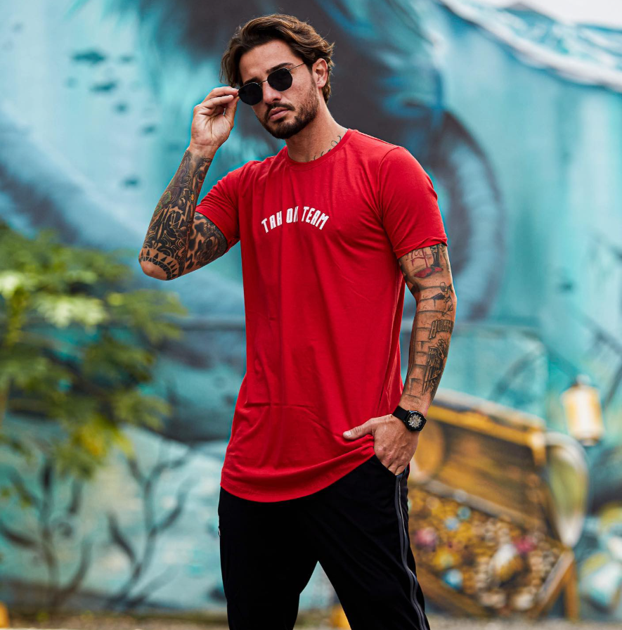 Camiseta vermelha TAH ON TEAM em editorial de rua