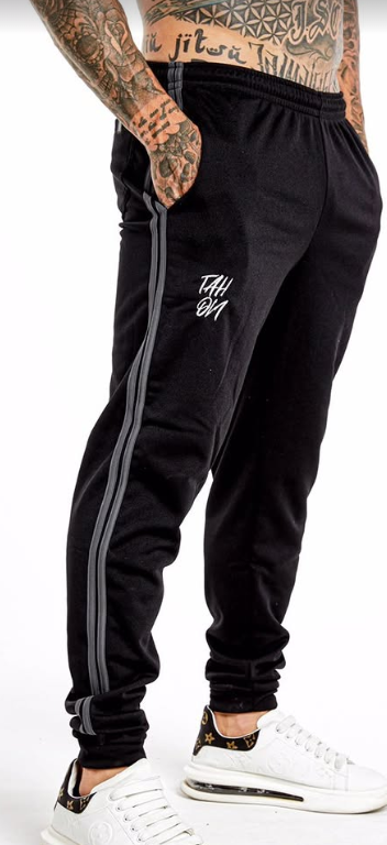 Calça jogger preta TAH ON com listras laterais e logo bordado