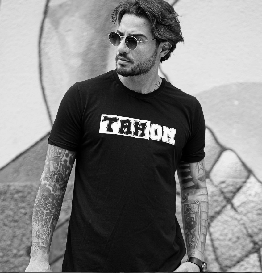 Editorial P&B — camiseta oversized TAH ON